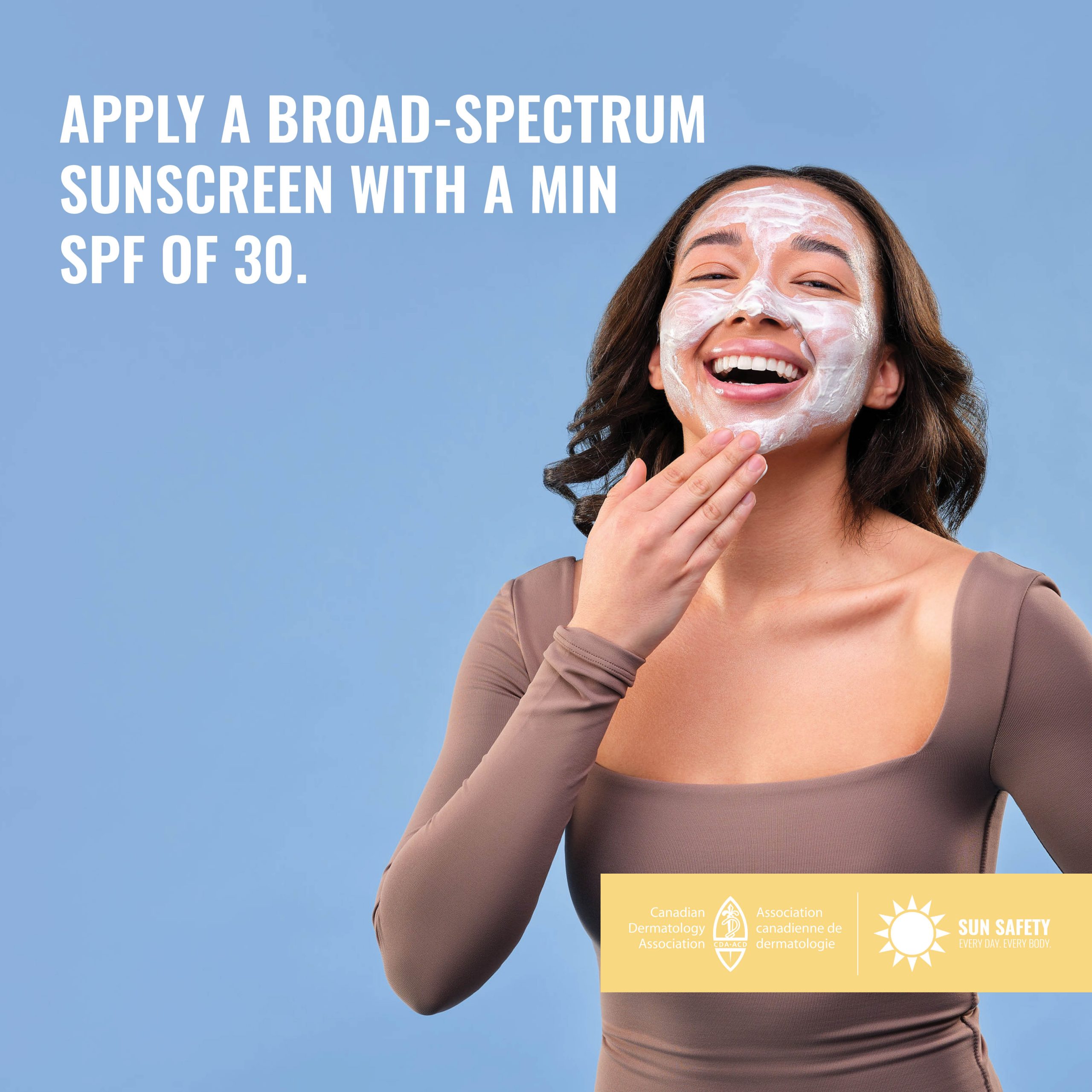 女子在脸上涂防晒霜。使用最小防晒系数为30的广谱防晒霜。